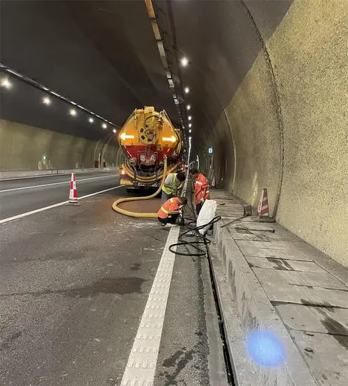 玛多隧道排水渠清淤